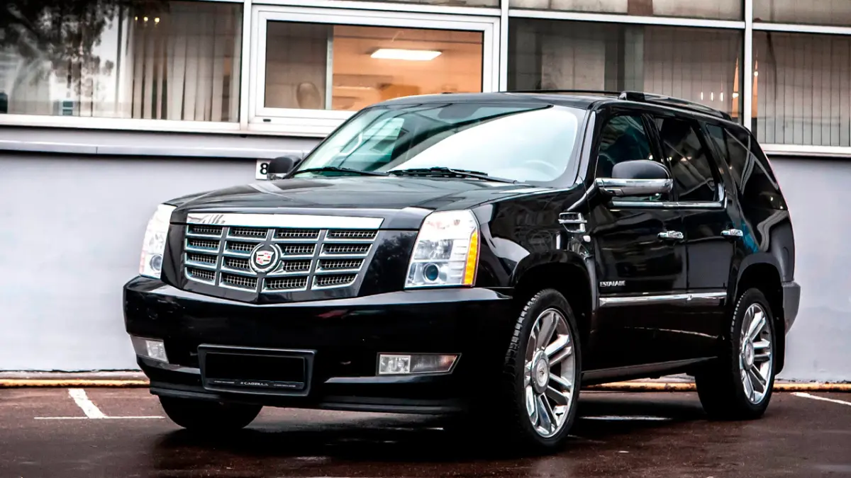 Казахстанец хотел поставить красивые номера на Cadillac Escalade, но машину отобрали прямо в ЦОНе
