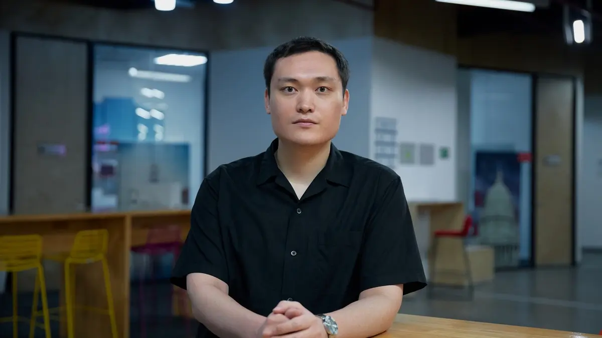 Қыздардың беті мен қынаптары Есегінде дилдо бар қыздың суреті