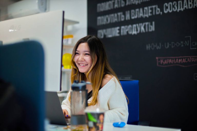 Мерч за баллы и тапки на работе: репортаж из офиса Kolesa Group