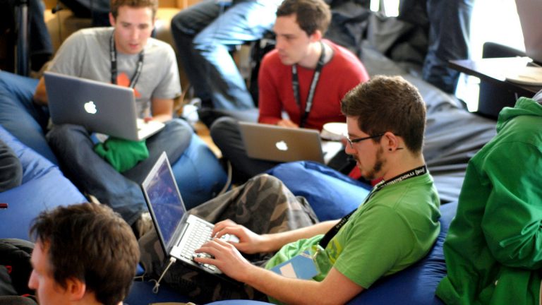 Chaos Engineering, cоставление продающего резюме и хакатон для девушек — календарь мероприятий на неделю
