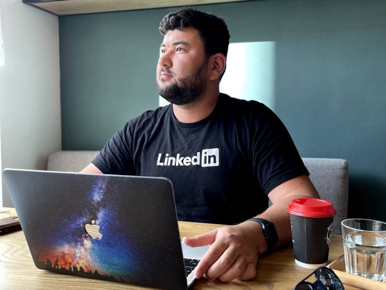 Сначала парень из Актобе жарил в США картошку фри, а сейчас работает в LinkedIn