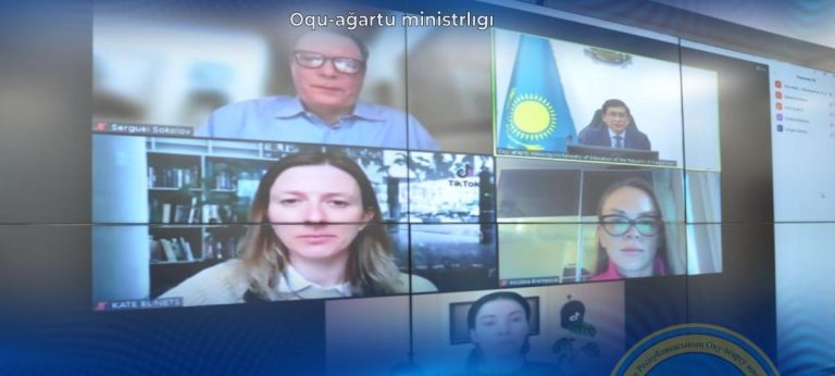 Трем лучшим казахстанским учителям-тиктокерам подарили айфоны