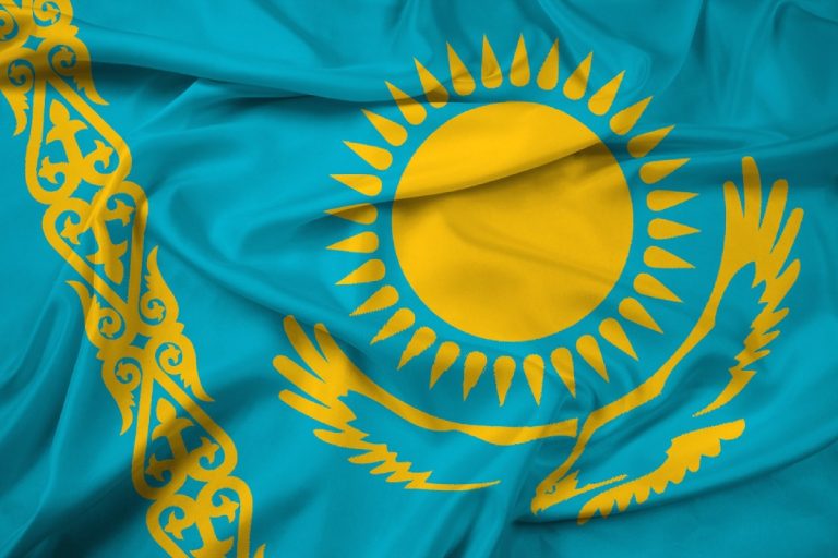 Уважающих флаг и герб казахстанцев будут поощрять