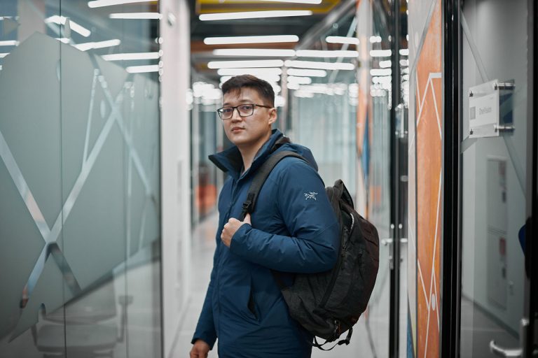 Алматинец отучился по редкой специальности и теперь работает в Amazon 