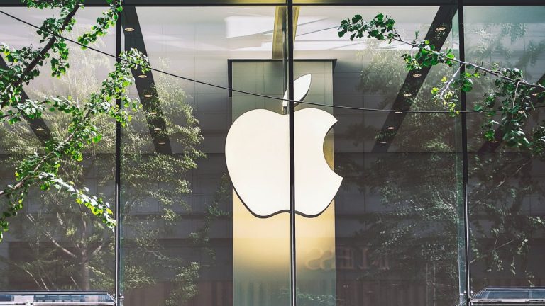 Рыночная стоимость акций Apple упала на 31,3% за год
