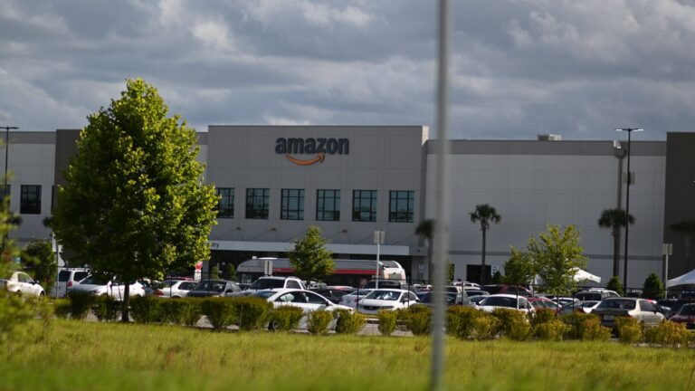 Зарплаты в Amazon упали вместе с котировками компании