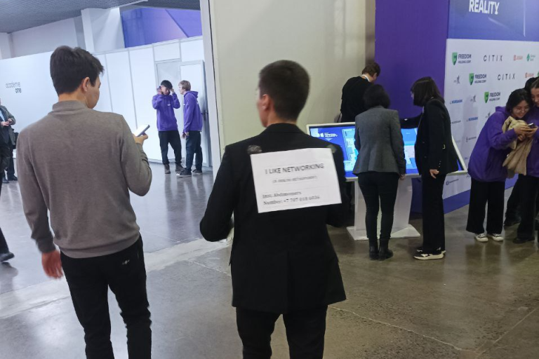 Посмотрите, с какой «визиткой» пришел парень на форум Digital Almaty (никаких QR-кодов, только олдскул)