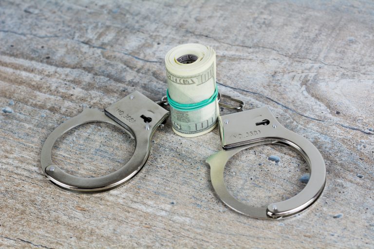 Программист и полицейский продавали поддельные справки, но были задержаны
