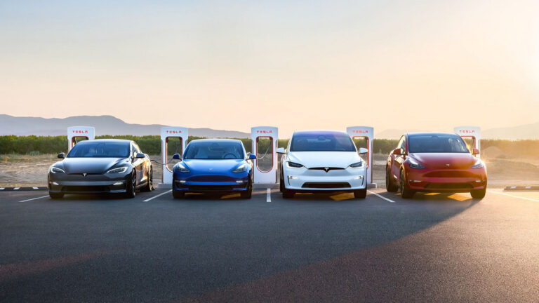 Tesla разрешила заряжать автомобили конкурентов на своих зарядных станциях