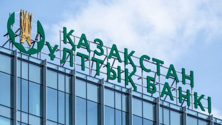 Нацбанк начал валютные интервенции. Тенге пытаются спасти