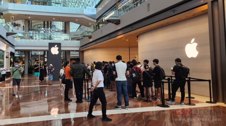 Молодой казахстанец получил новый iPhone в Нью-Йорке лично от гендиректора Apple