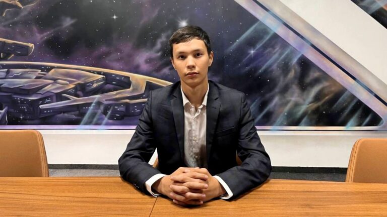 «Не верят, что мне 15». Вундеркинд из Казахстана хорошо зарабатывает — что он делает такого?