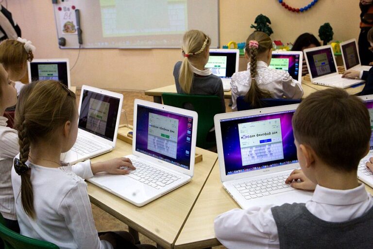До 2027 года во всех школах Казахстана должен быть скоростной интернет