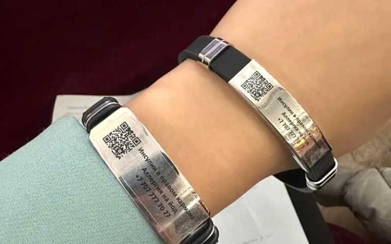 Студентка из Алматы разработала браслет с QR-кодом на медицинскую карту в Damumed