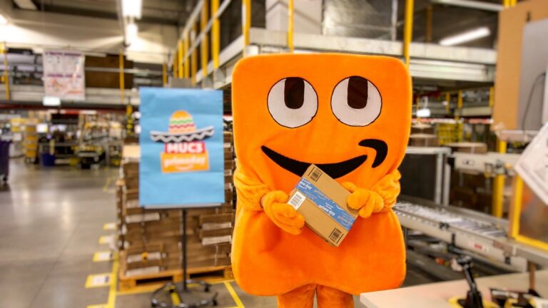 Amazon предложил работникам писать письма талисману Пекки, если им нужны деньги
