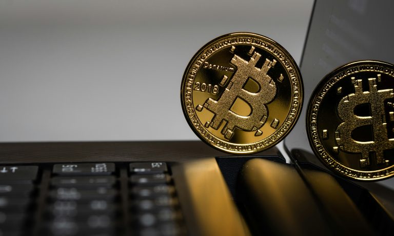 Биткоин впервые в истории стоит больше $122 тысяч