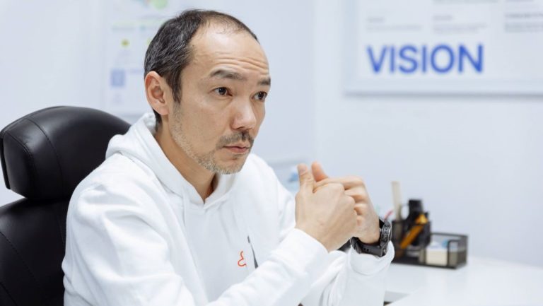 Казахстанский ИТ-предприниматель собирает ноутбуки для детей