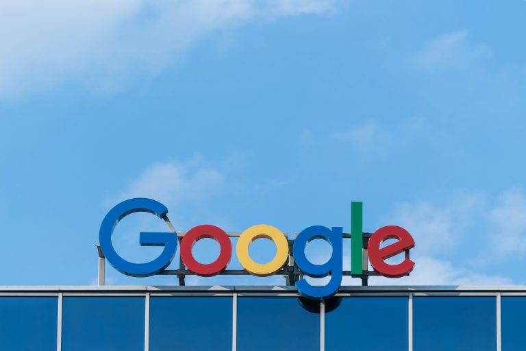 Впервые за 10 лет: доля Google на рынке поисковой рекламы упадет ниже 50%