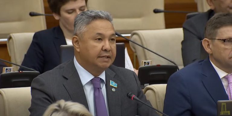 Не 255 тысяч, а больше миллиона. Депутат требует увеличить сумму для контроля мобильных переводов