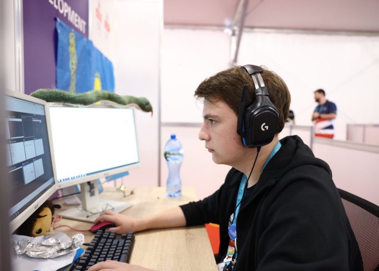 Руслан из Уральска стал тимлидом в 17 лет — и всех удивил