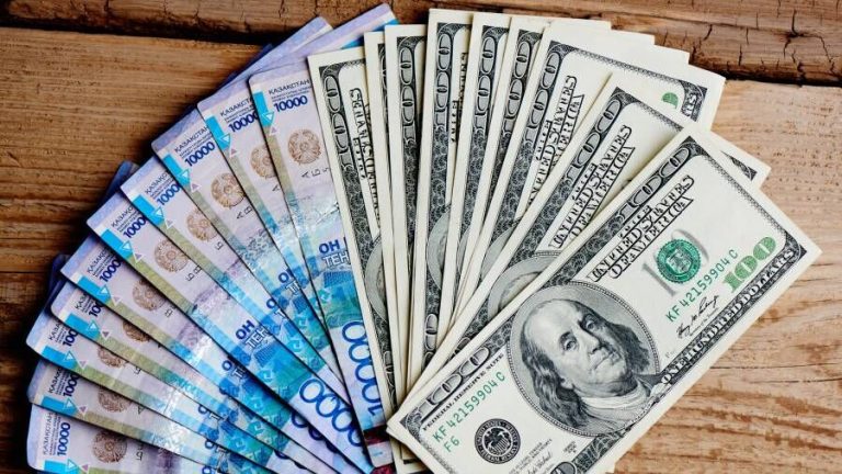 Что будет с курсом тенге летом — спросили у эксперта