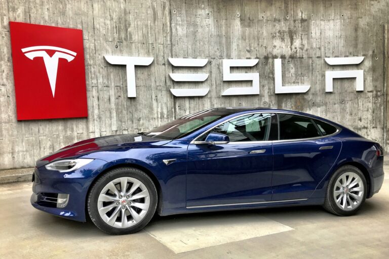 Tesla продолжает увольнять сотрудников