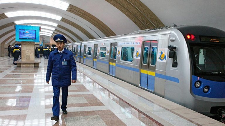 Наконец в метро Алматы пришел интернет! Рассказываем, почему так долго