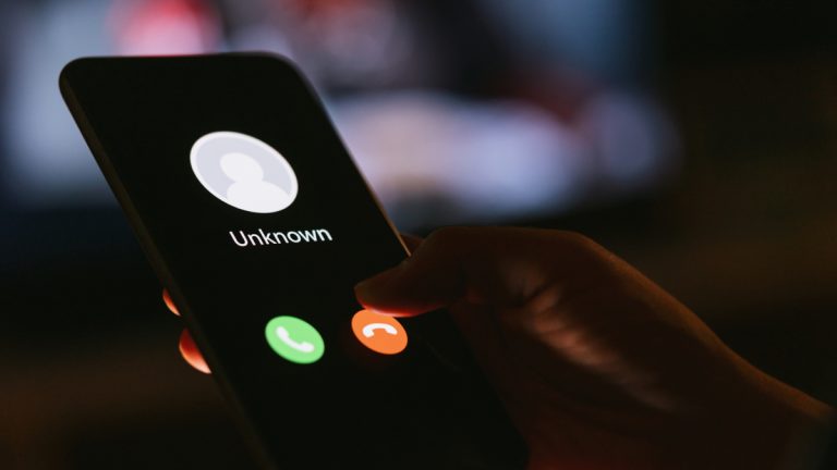 На мошенников в WhatsApp теперь можно пожаловаться через чат-бот