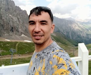 Был продавцом в Афганистане, а сейчас строит карьеру программиста. В 40 лет рискнул войти в ИТ