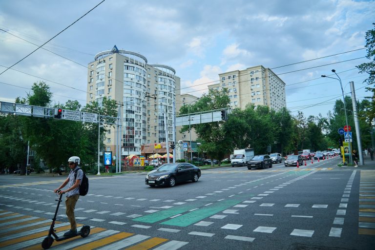 Репортаж из двора в Алматы, где снесли базовую станцию 