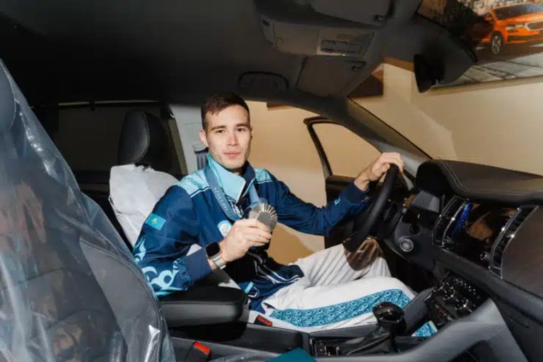 Призеру Олимпиады из Казахстана подарили автомобиль за упражнение на коне