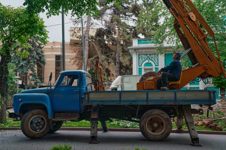 Казахстанским компаниям нужны рабочие руки — какие зарплаты предлагают