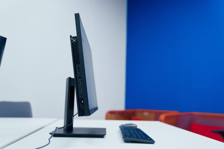 Насколько ASUS E5 AiO 27 удобен для работы?