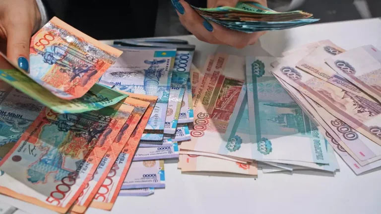 Сколько денег переводят из России в Казахстан и обратно?