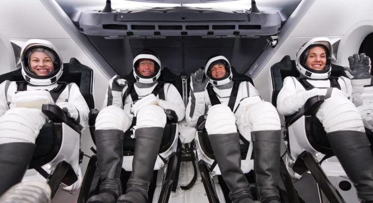Первые туристы отправились в космос на борту корабля SpaceX