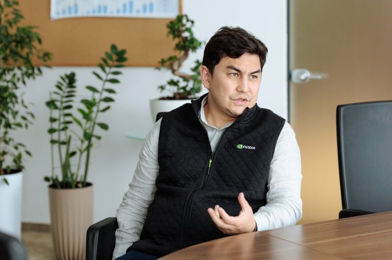 Будем работать 2 дня: глава Astana Hub о будущем с ИИ