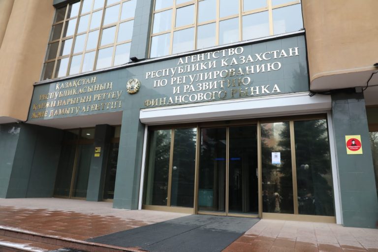 Банки могут обязать блокировать переводы казахстанцев на криптобиржи вне МФЦА