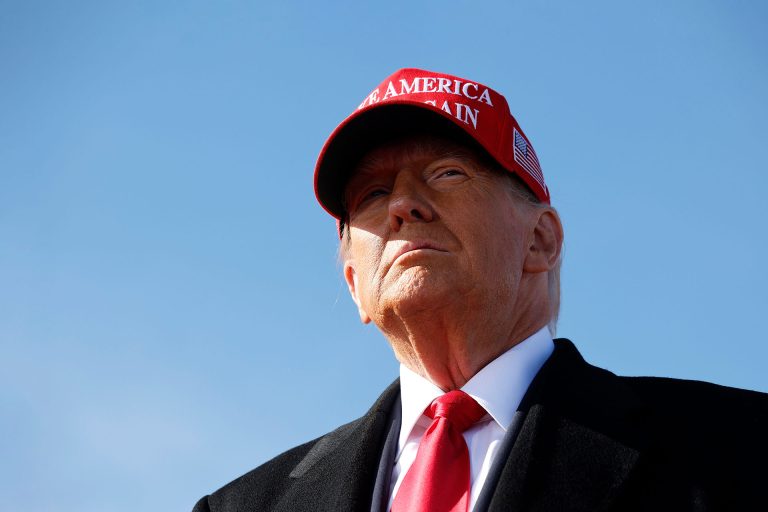 Дональд Трамп назвал Тима Кука своим другом, но производство Apple в Индии сказал сворачивать