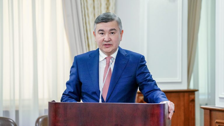 Корректировку курса в Казахстане будут жестко администрировать. А вот прогноза нет