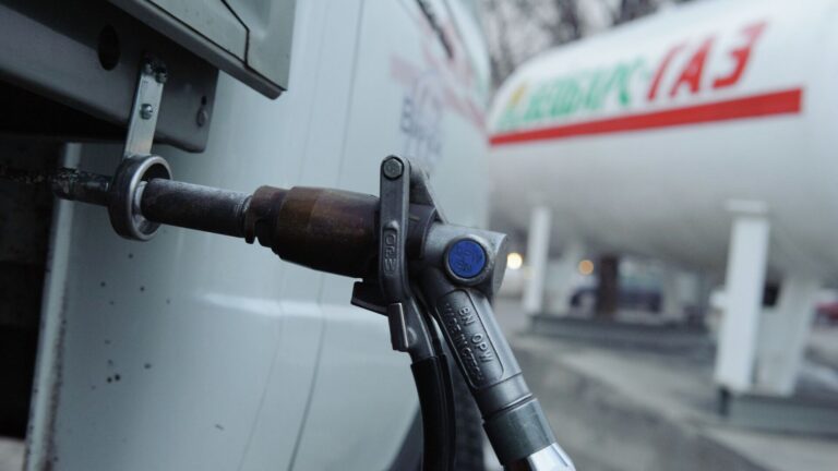 Газ подорожал на заправках — в регионах выстроились очереди