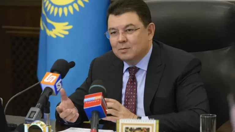 Вице-министр посоветовал минэнерго аккуратно отпускать цены на бензин. Бозумбаев назвал причины