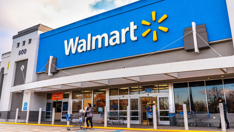 Walmart начал продавать Chanel, Fendi и Prada. Вот почему это важно для казахстанцев