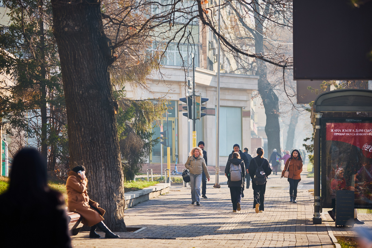 люди в городе