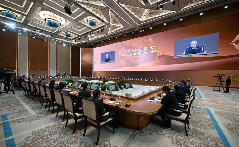 Правительство приложит меры, чтобы казахстанцы выбрались из долгов. Президент обратился к банкам