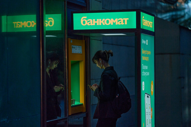 Названа сумма долга, при которой казахстанцам заблокируют счета и карты