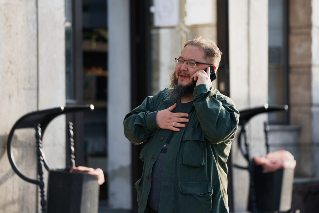 мужчина люди в городе смартфон телефон