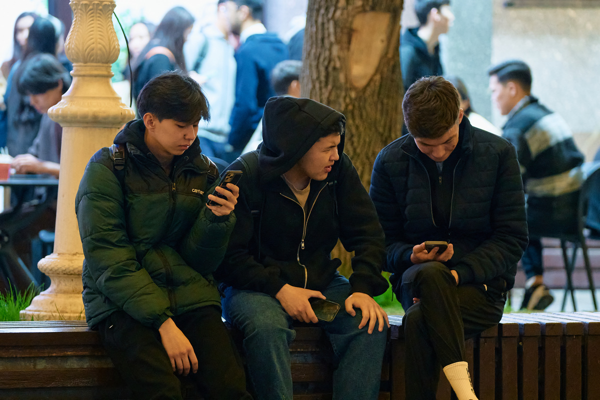 парни в городе смартфон телефон