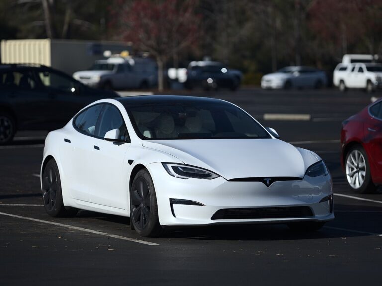 На Tesla Model S начали отказывать дисплеи — вот в чем причина