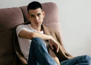 Казахстанец стал директором в 17 лет. История дизайнера из Павлодара