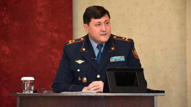 Глава полиции в Астане сравнил зарплаты домашних айтишников и киберполицейских